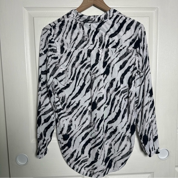 Cloth and Stone Shirt Blouse Womens XS Animal Print Holiday Party Office Work - Picture 2 of 9